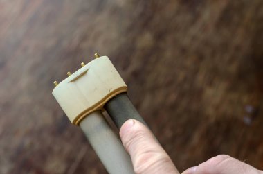 Adam sol elinin işaret parmağını floresan ampulün karanlık bölgelerine doğrultuyor. El arızalı ampulü tutuyor. Seçici Odaklanma.