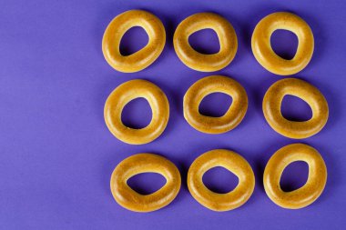 Mavi arka planda simit kurutmak. Simit kare şeklinde katlandı. Üst manzara, düz uzanma