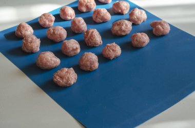 Çiğ şekilli köfteler. Biberli, tuzlu ve baharatlı köfteler. Bir açıdan yan görüş. Seçici odak.