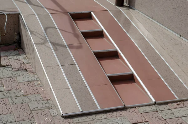 Barna Bézs Rámpa Mozgássérültek Számára Lépcsőkkel Bejárat Épületbe Fogyatékkal Élők — Stock Fotó