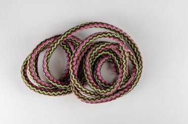 Tarafsız bir arkaplanda evrensel polipropilen ip. Bir bobin dolusu yeni renkli ip. Yukarıdan görüntüle.