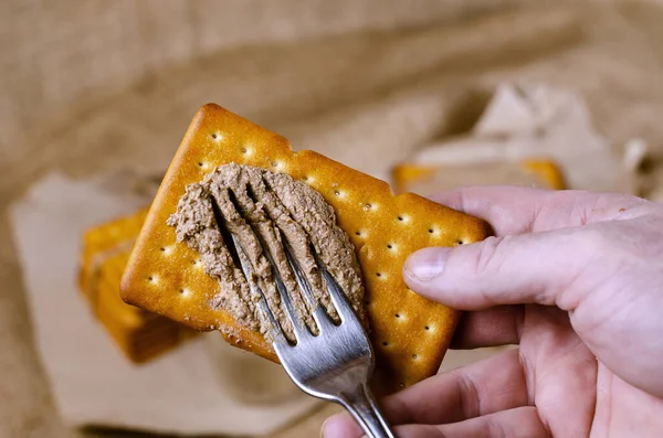 Primer Plano Una Mano Extendiendo Paté Una Galleta Con Tenedor —  Fotos de Stock