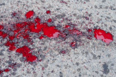 Asfaltta kan gölü. Yolda insan kanı sıçrattı. Bir açıyla üstteki görünüm.