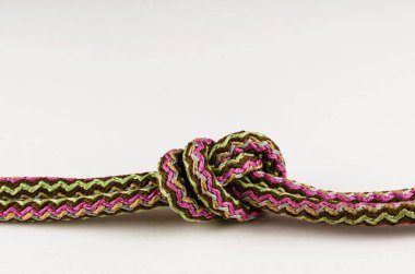 Tarafsız bir arkaplanda evrensel polipropilen ip. Düğümlü ip. Yukarıdan görüntüle.