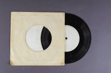 Gri arka planda eski bir plastik plak vardı. Geçen yüzyılın medya müzik kayıtları aşınmış ve çizilmiş. Koleksiyon, filozofluk ve vinilistik konsept.