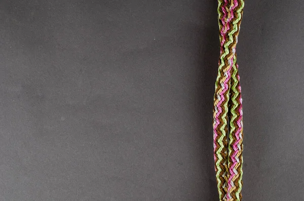 在灰色背景上的通用丙烯绳 圆圆的彩色编织带芯合成纤维绳 复制空间 — 图库照片