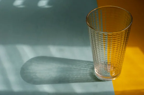 Composição Minimalista Luz Sombra Com Vidro Vazio Sobre Fundo Amarelo — Fotografia de Stock