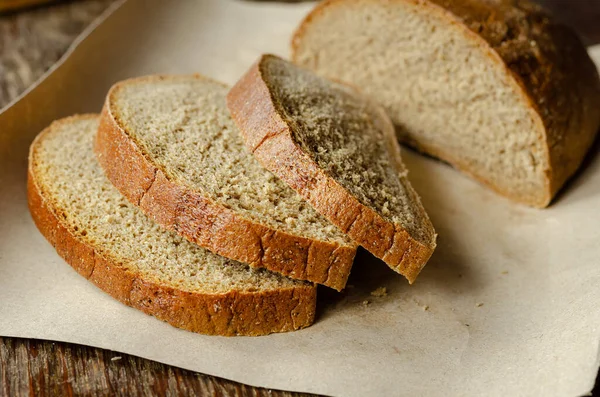 Κοντινό Πλάνο Τριών Κομματιών Ψωμί Καφέ Χαρτί Κομμένο Καρβέλι Ψωμί — Φωτογραφία Αρχείου
