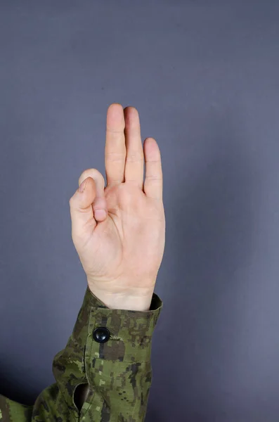 Kamuflajı Parmaklarının Gri Arka Planda Olduğunu Gösteriyor Orta Yüzük Serçe — Stok fotoğraf