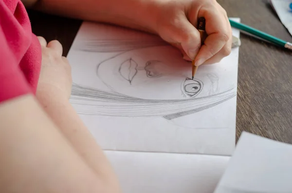 Dorosła Kobieta Rysuje Portret Ołówkiem Papierze Proces Tworzenia Portretu Nauki — Zdjęcie stockowe