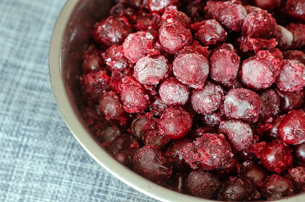 Frysta Körsbär Metallskål Bordet Hemskörd Körsbär Med Hes Och Frukt — Stockfoto