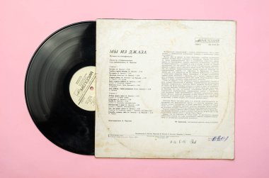 Pembe arka planda 80 'lerden kalma eski Sovyet plakları. 