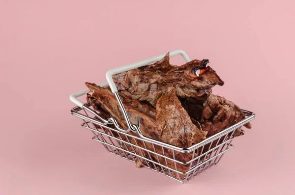 Καλάθι Αγορών Λιχουδιές Σκυλιών Ροζ Φόντο Φυσικά Κεράσματα Μεταλλικό Καλάθι — Φωτογραφία Αρχείου