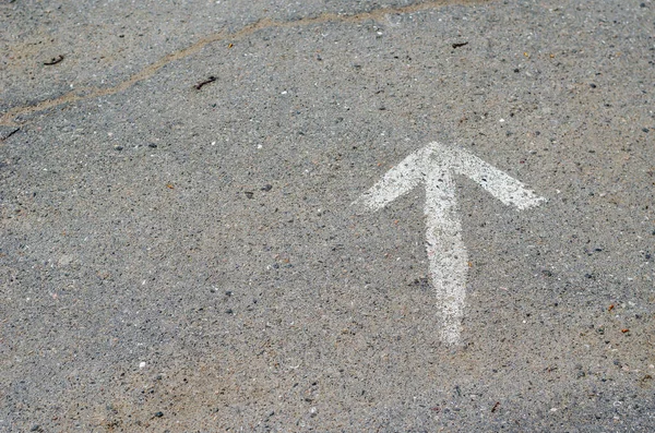 Hand Drawn White Arrow Asphalt Sign Indicates Crack Pavement Old — Stock Photo, Image