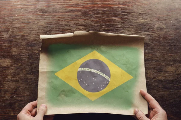 Brazília Nemzeti Zászlaja Egy Szakadt Papíron Egy Férfi Kezei Egy — Stock Fotó