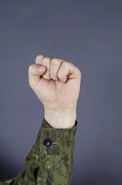 Mano Camuflaje Muestra Gesto Con Los Dedos Sobre Fondo Gris — Foto de Stock