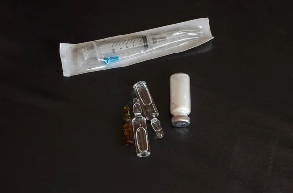 Injekční Stříkačku Tři Ampulky Lahvičku Bílého Prášku Skleněné Ampulky Černém — Stock fotografie