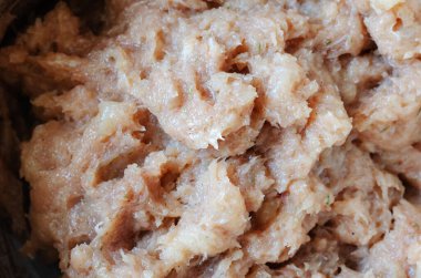 Adım adım ev yapımı bira aperatifleri hazırlıyorum. Çiğ tavuk ve baharatlı hindi kıyması. Kümes hayvanları ile tuz, biber, kırmızı biber, tarçın, zerdeçal ve bitkilerin karışımı..