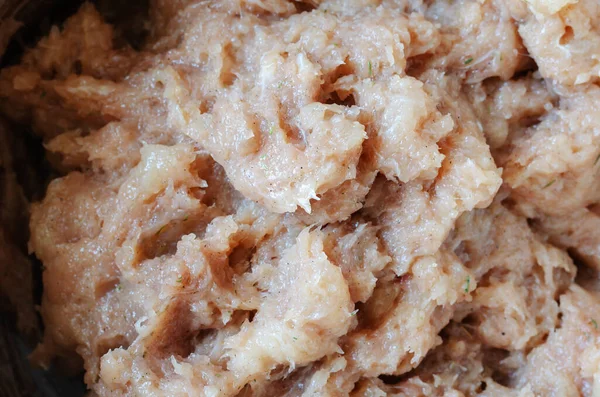 Adım adım ev yapımı bira aperatifleri hazırlıyorum. Çiğ tavuk ve baharatlı hindi kıyması. Kümes hayvanları ile tuz, biber, kırmızı biber, tarçın, zerdeçal ve bitkilerin karışımı..