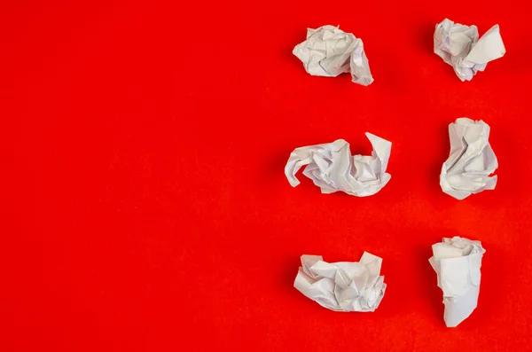 Gekromde Stukjes Wit Papier Een Rode Achtergrond Zes Stukjes Verfrommeld — Stockfoto