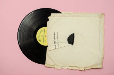 Sovyet müzisyenlerin klasik keman konserleri. Klasik müzik işte. Kayıt Melodia, 1980 'ler. Kâğıt kutunun B yüzü. Odessa, Ukrayna - 26 Nisan 2021.