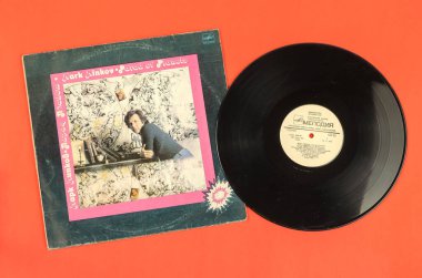 Ünlü Sovyet besteci Mark Minkov 'dan plaklar. Şarkıyı Alla Pugacheva, Valery Leontyev, Jaak Joala söylüyor. Kayıt Melodia, 1983. Odessa, Ukrayna - 27 Nisan 2021.