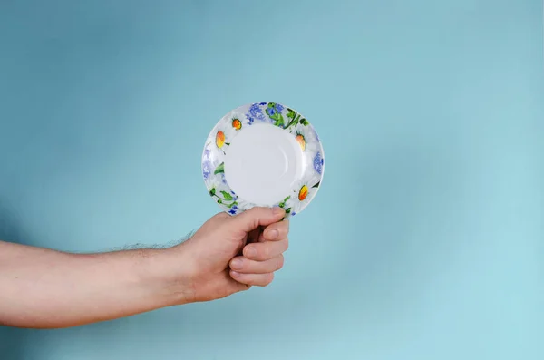 Hombre Sosteniendo Platillo Blanco Con Flores Pintadas Platillo Cerámica Decorado — Foto de Stock