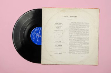 Ünlü Gürcü, Sovyet odası ve opera sanatçısı Lamara Chkonia 'nın plağı. Operalardan Arias. Kayıt Melodia, 1980 'ler. Kâğıt kutunun B yüzü. Odessa, Ukrayna - 26 Nisan 2021.