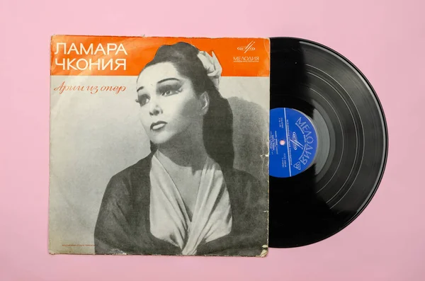 有名なグルジア語 ソビエト室 オペラ歌手ラマラ チョニアによるレコード オペラのアリア 1980年代のメディアによる記録 紙ケースの中の記録の側A ウクライナのオデッサ 2021年4月26日 — ストック写真