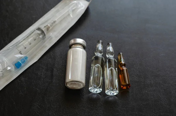 Une Seringue Trois Ampoules Une Bouteille Poudre Blanche Ampoules Verre — Photo