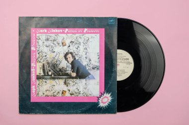 Ünlü Sovyet besteci Mark Minkov 'dan plaklar. Şarkıyı Alla Pugacheva, Valery Leontyev, Jaak Joala söylüyor. Kayıt Melodia, 1983. A kenarı Odessa, Ukrayna - 26 Nisan 2021.