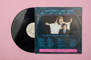 Ünlü Sovyet besteci Mark Minkov 'dan plaklar. Şarkıyı Alla Pugacheva, Valery Leontyev, Jaak Joala söylüyor. Kayıt Melodia, 1983. B kenarı Odessa, Ukrayna - 26 Nisan 2021.