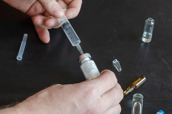 Eine Hand Drei Ampullen Und Eine Flasche Weißen Pulvers Die — Stockfoto