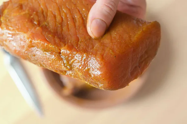 Χοιρινό Κρέας Μαριναρισμένο Σάλτσα Σόγιας Και Μπαχαρικά Χέρι Κρατά Ένα — Φωτογραφία Αρχείου