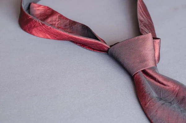 灰色背景上的红色领带 领带系着领带的领带男装的配饰 — 图库照片
