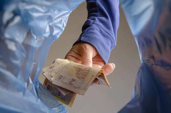 Рука Кидає Гроші Смітник Чоловік Тримає Кілька Українських Гривень Над — стокове фото