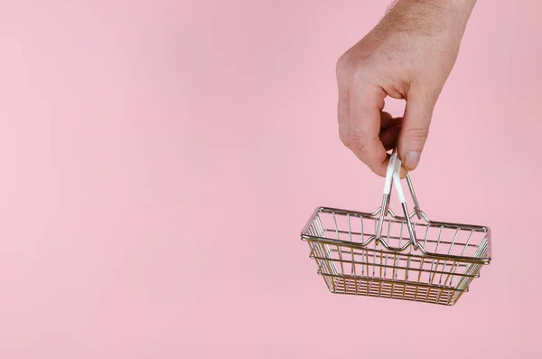 Hand Empty Shopping Basket Pink Background Man Holding Small Metal — Stock Photo, Image