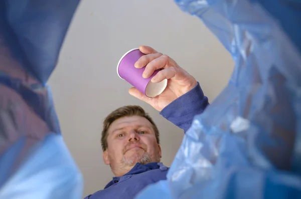 Bir Kağıt Bardağı Çöp Kutusuna Atıyor Adam Tek Kullanımlık Leylak — Stok fotoğraf