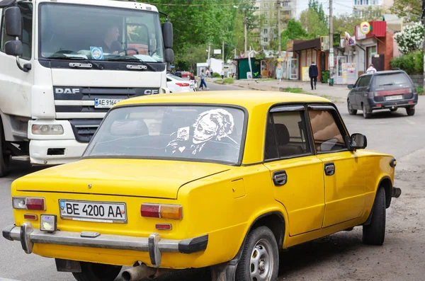 Rear View Yellow Sedan Joker Pattern Rear Window Car Standing — Stock Photo, Image