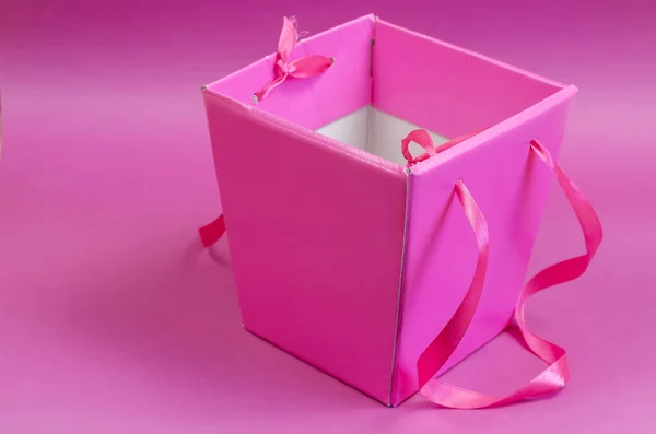 Caja Regalo Rosa Vacía Sobre Fondo Rosa Caja Cartón Con — Foto de Stock