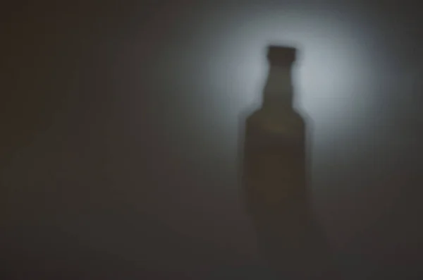 Aydınlık Şişe Viski Şişesinin Bulanık Silueti Gürültüyle Odaklanmış Gölge Soyut — Stok fotoğraf