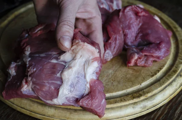 Close Mão Sangrenta Homem Com Pedaço Carne Crua Homem Adulto — Fotografia de Stock