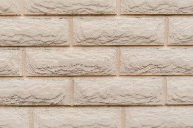 Bej rengi tuğla duvar dokusu. Toz ve kir dolu bir binanın dış duvarı. Gündüz.