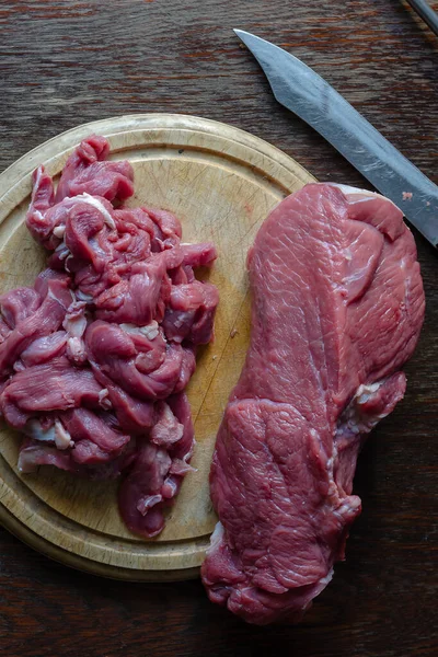 Pedaços Carne Crua Numa Tábua Redonda Pedaços Inteiros Lombo Vaca — Fotografia de Stock