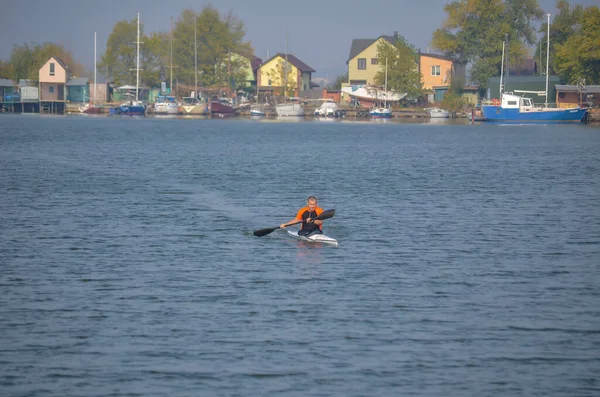 Broad Shouldered Strong Man Sailing Single Canoe Bay Professional Athlete — Stock Photo, Image