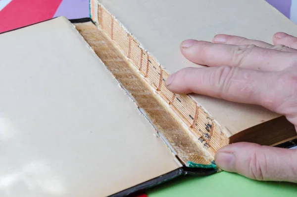 Oud Gescheurd Boek Hand Close Rechterhand Van Volwassen Man Liggend — Stockfoto