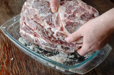 Ev yapımı Capicola (coppa). Kurutulmuş domuz filetosu adım adım tarifi. Üç günlük tuzlanmadan sonra koca bir parça çiğ domuz eti. Boynu turşulu. Geleneksel İtalyan mutfağı.