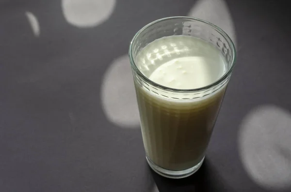 Een Glas Kefir Een Grijs Oppervlak Met Schaduwen Transparant Glas — Stockfoto