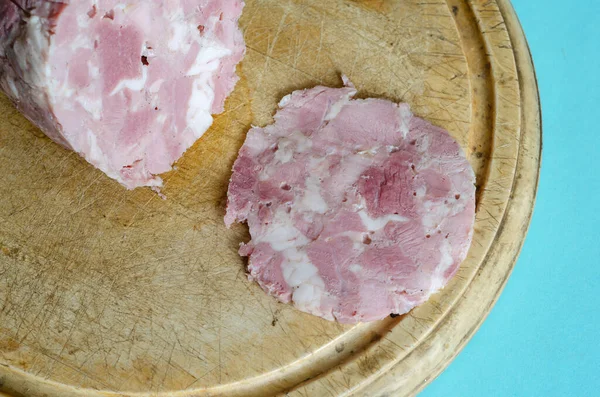 自制火腿切碎在木板上 一片没有外壳的美味的猪肉火腿 即食自制食品 — 图库照片