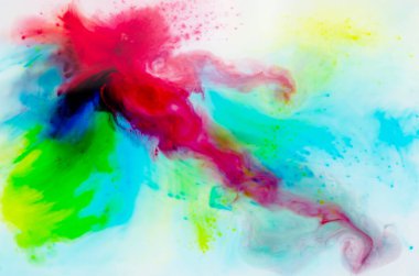 Elle boyanmış suluboya arka plan. Kırmızı, mavi, sarı ve beyaz soyut sanat arka planı. Tasarım için kopyalama alanı olan Kova arkaplanı. Gürültü, bulanıklık, bulanıklık.